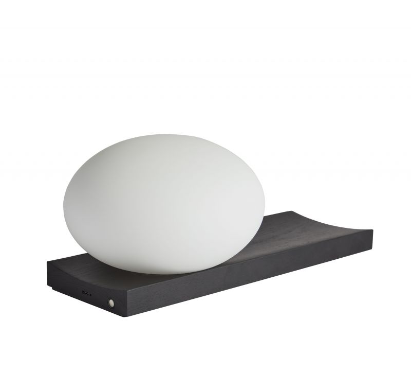 Woud Dew Tischleuchte: Schwarze Esche Basis mit runder, weißer Lampe. Moderne Beleuchtung.